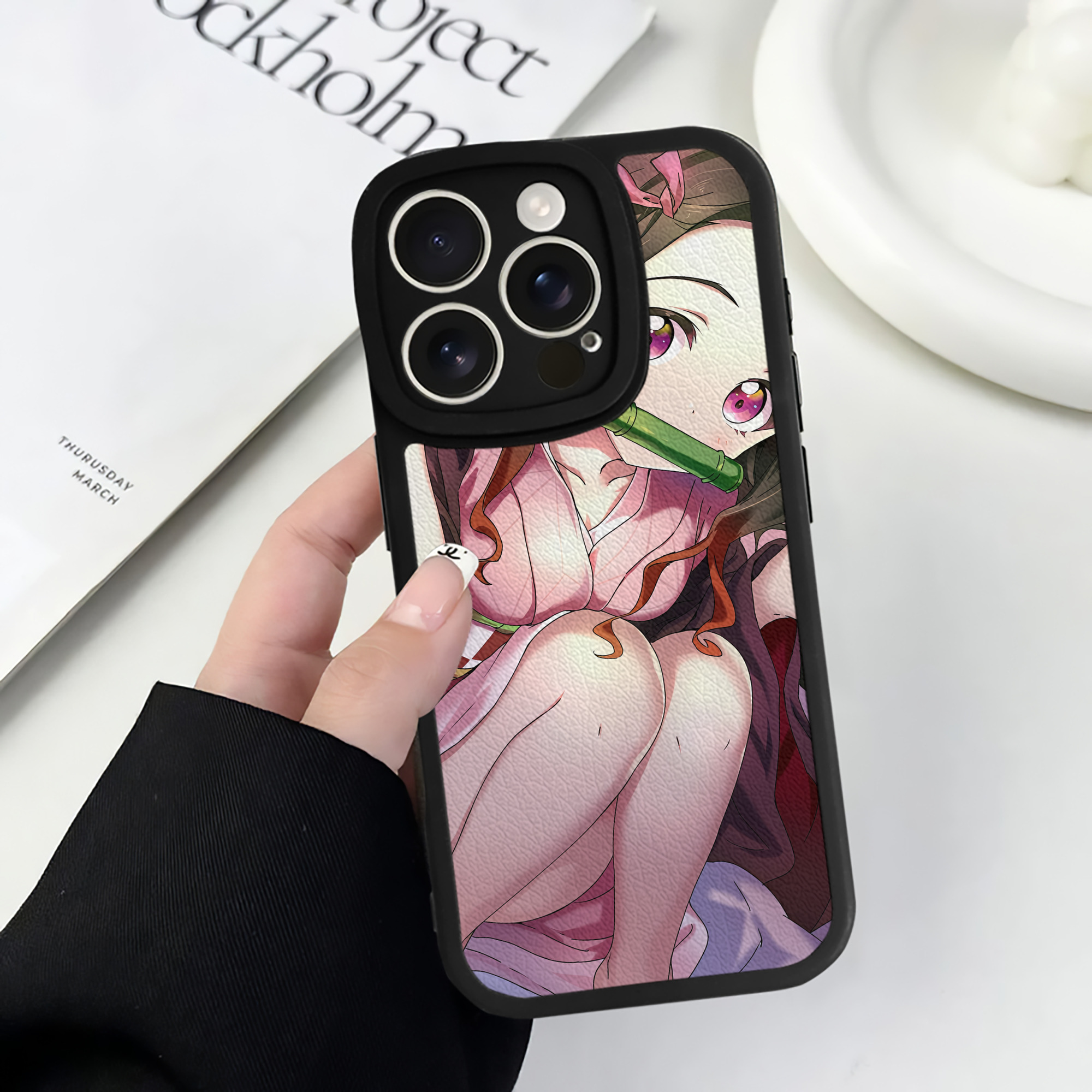 （画像用） 鬼滅の刃（きめつのやいば）竈門 禰󠄀豆子／かまど ねずこ Kamado Nezuko 【iPhone 16シリーズ対応】シリコンスマホケース（レザー調） 材質：シリコン